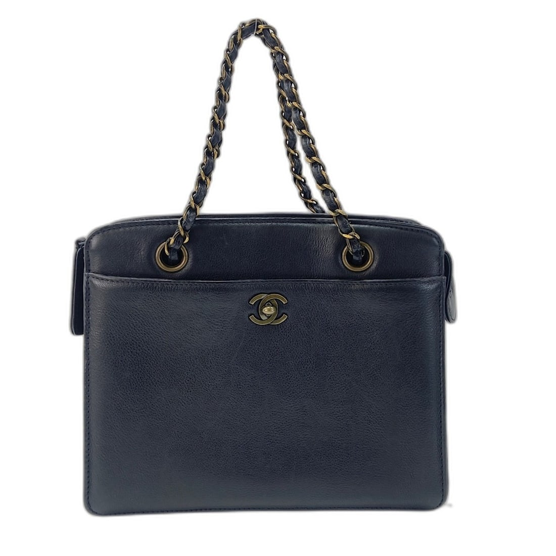 Chanel handbag, black: --- Catalog ---Category: SizeSize (HxWxD): 19cm x 23.5cm x 9cm / 7.48'' x 9.25'' x 3.54''Category: DesignType: HandbagColor: BlackGender: WomenCategory: GeneralBrand: Chanel--- Item List ---Section: