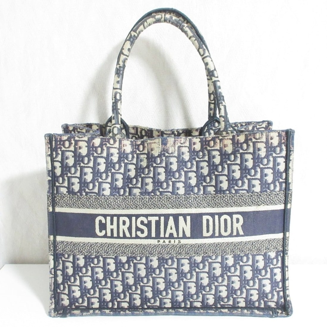 Christian Dior Oblique Book Tote Handbag, Medium, 50-MA-0139, Navy, Women's: --- Catalog ---Category: SizeSize (HxWxD): 27cm x 35.5cm x 16cm / 10.62'' x 13.97'' x 6.29''Handle Length: 42.5cm / 16.73''Category: DesignType: Handbag, Tote bagColor: NavyGender: WomenCategory: Gene