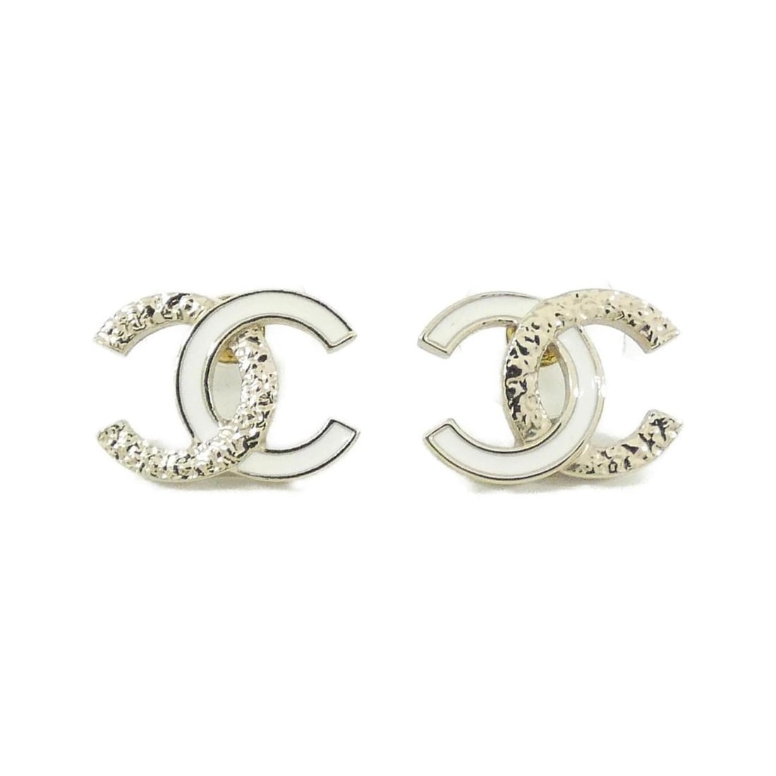 Chanel ABG904 Earrings: --- Catalog ---Category: SizeSize (HxWxD): 13.00mm x 18.00mm / 0.51'' x 0.71''Category: DesignType: Stud earringsColor: Gold, WhiteGender: WomenCategory: GeneralBrand: Chanel--- Item List ---Section: 