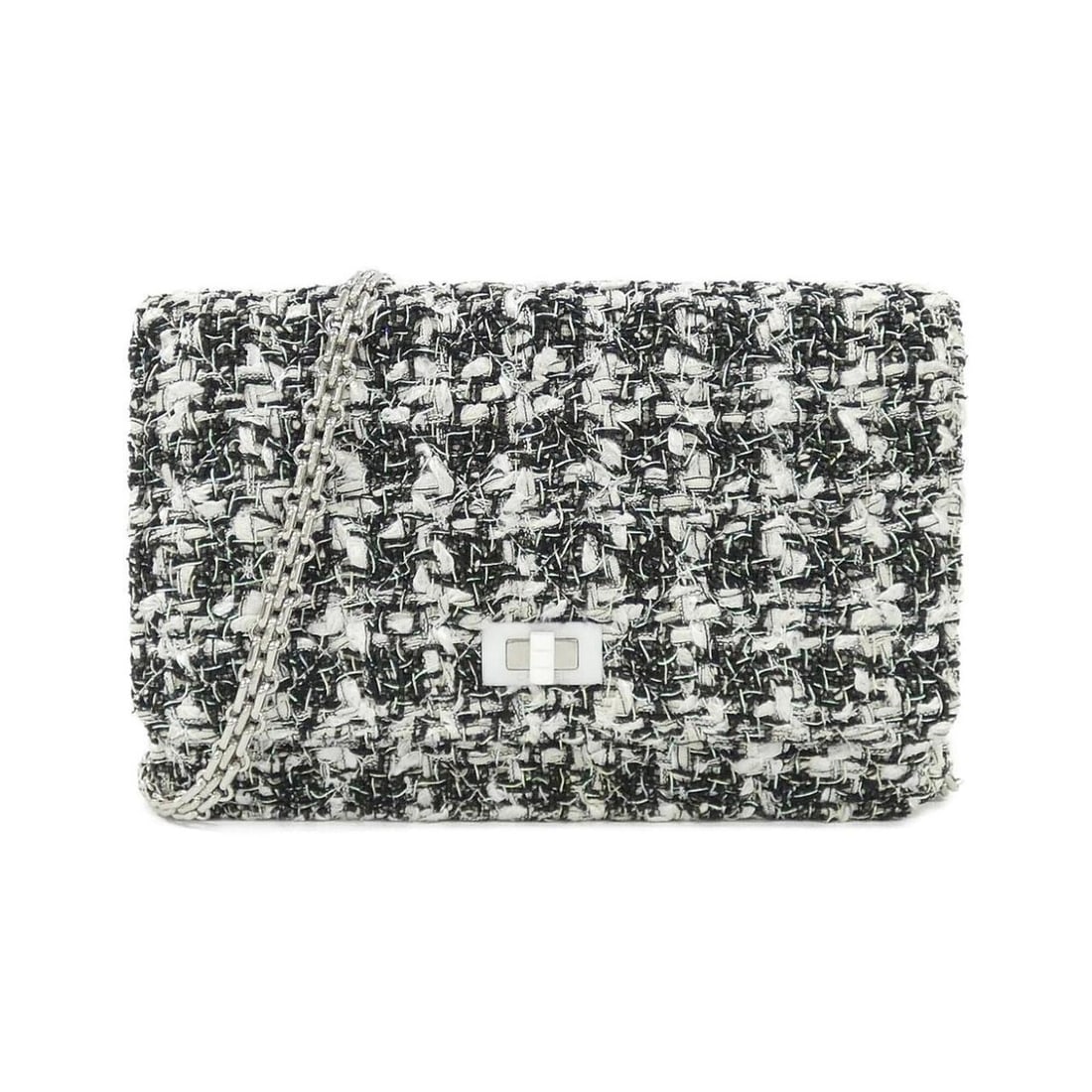 Chanel 70328 Wallet Chain: --- Catalog ---Category: SizeSize (HxWxD): 12.5cm x 19cm x 4cm / 4.92'' x 7.48'' x 1.57''Category: DesignType: Chain/Shoulder walletColor: Navy, WhiteGender: WomenMaterial: Tweed Category: GeneralBran
