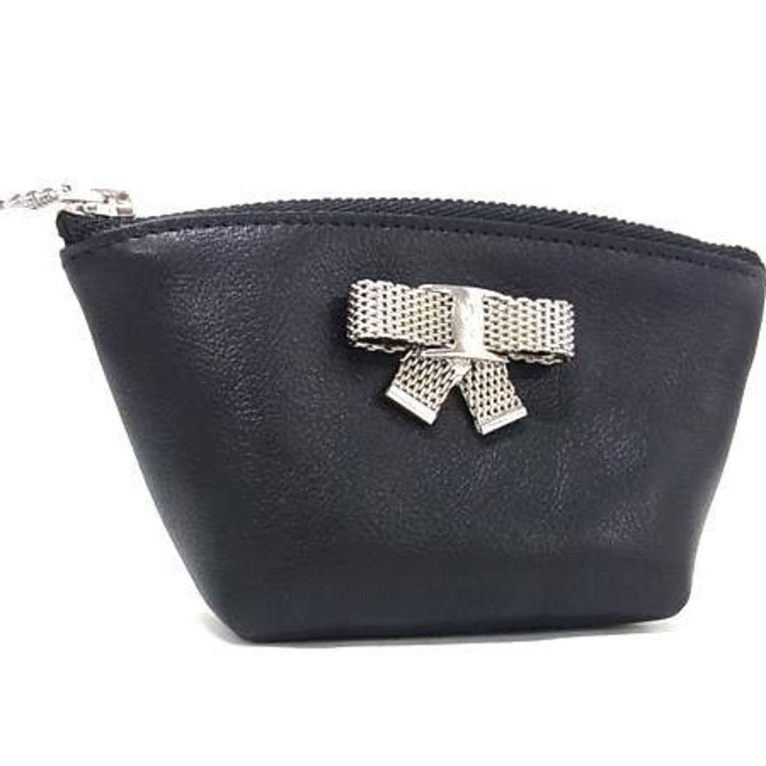 Salvatore Ferragamo Wallet/Coin Case Vara Metal Ribbon KB-22 7143 Black Leather Women's Coin Purse: --- Catalog ---Category: SizeSize (HxWxD): 6cm x 7cm x 3.5cm / 2.36'' x 2.75'' x 1.37''Category: DesignType: Coin purse/coin caseColor: BlackGender: WomenClosure: ZipperMaterial: Leather Category: Gen