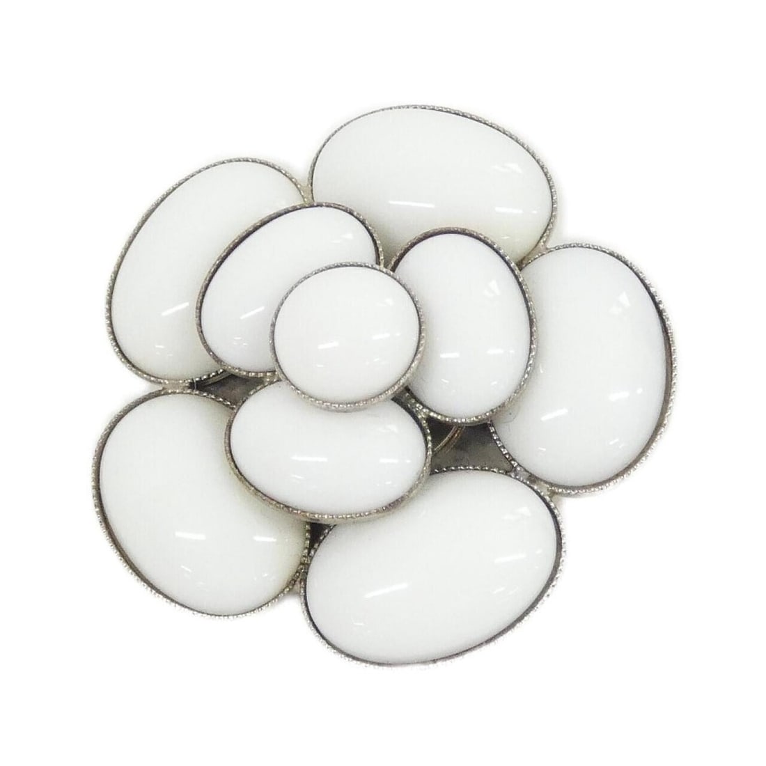 Chanel brooch: --- Catalog ---Category: SizeSize (HxWxD): 4.2cm x 4.2cm / 1.65'' x 1.65''Category: DesignType: BroochColor: WhiteGender: WomenCategory: GeneralBrand: Chanel--- Item List ---Section:
