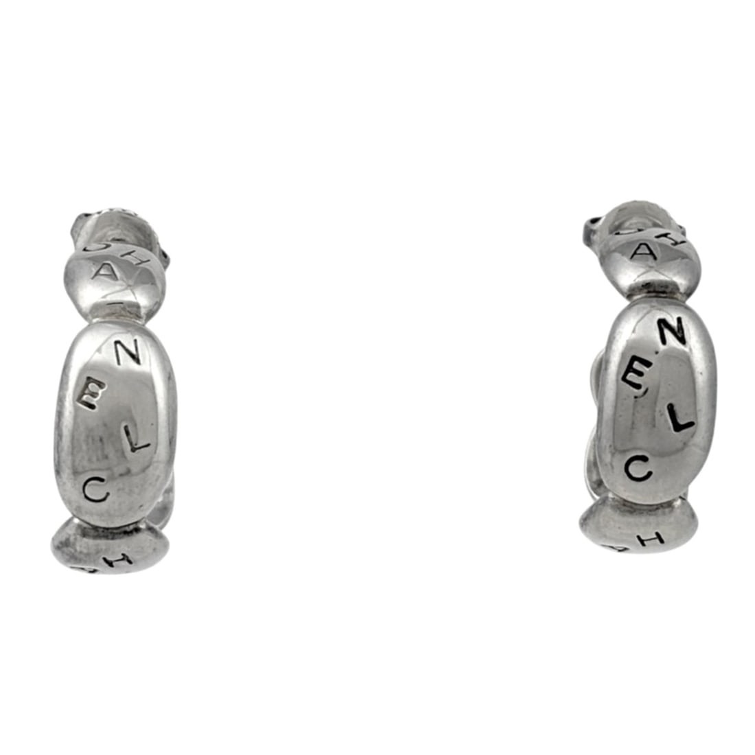 Chanel earrings, sterling silver (925).: --- Catalog ---Category: SizeSize (HxWxD): 25.00mm x 20.00mm / 0.98'' x 0.79''Category: DesignType: Stud earringsColor: SilverGender: WomenMaterial: Silver 925Category: GeneralBrand: Chanel--- Item Li