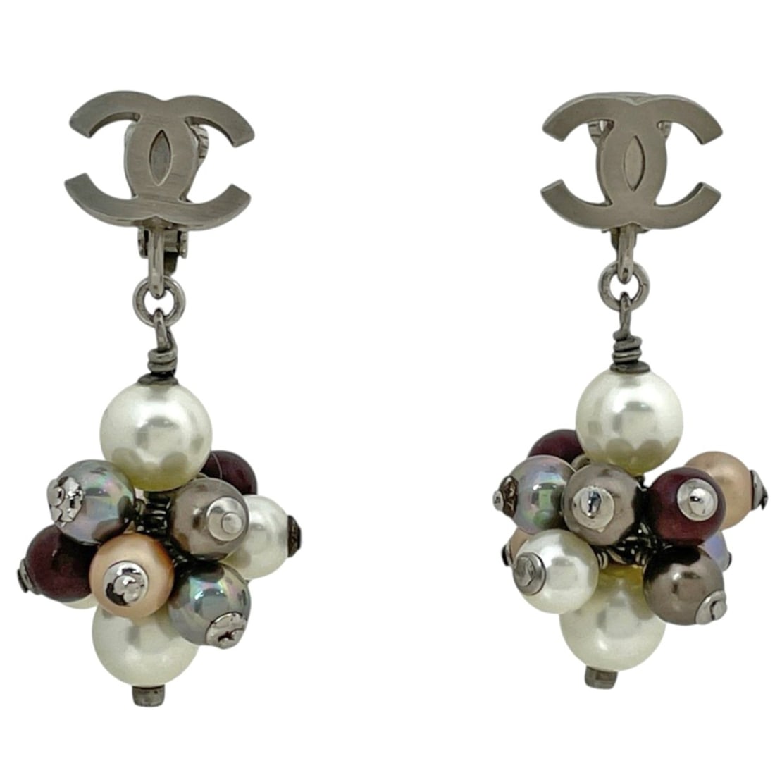 Chanel earrings, Coco Mark design, metal, faux pearl, silver, purple, women's.: --- Catalog ---Category: SizeSize (HxWxD): 40.00mm x 20.00mm / 1.57'' x 0.79''Category: DesignType: Clip earringsColor: Purple, SilverGender: WomenMaterial: MetalCategory: GeneralBrand: Chanel--- Item