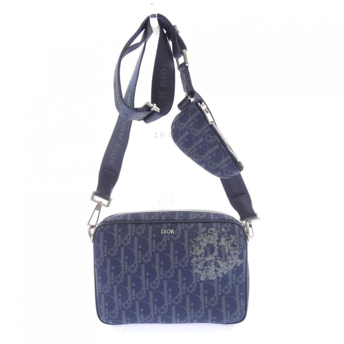 Christian Dior Dior DIOR TEARS SADDLE 1ADPO276DDO Handbag: --- Catalog ---Category: SizeSize (HxWxD): 17cm x 23.5cm x 4cm / 6.69'' x 9.25'' x 1.57''Category: DesignType: Handbag, PouchColor: BlueGender: MenCategory: GeneralMPN: 1ADPO276DDOBrand: Christian Dio