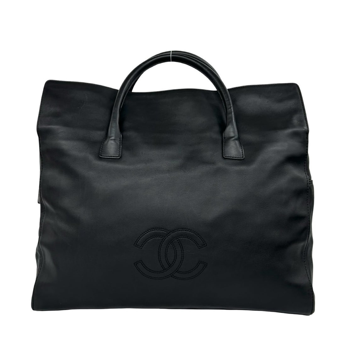 CHANEL Coco Mark Leather Handbag, Boston Bag, Business Black 89585: --- Catalog ---Category: SizeSize (HxWxD): 42cm x 45cm x 19cm / 16.53'' x 17.71'' x 7.48''Category: DesignType: Boston bag, HandbagColor: BlackGender: WomenMaterial: Leather Category: GeneralBrand: