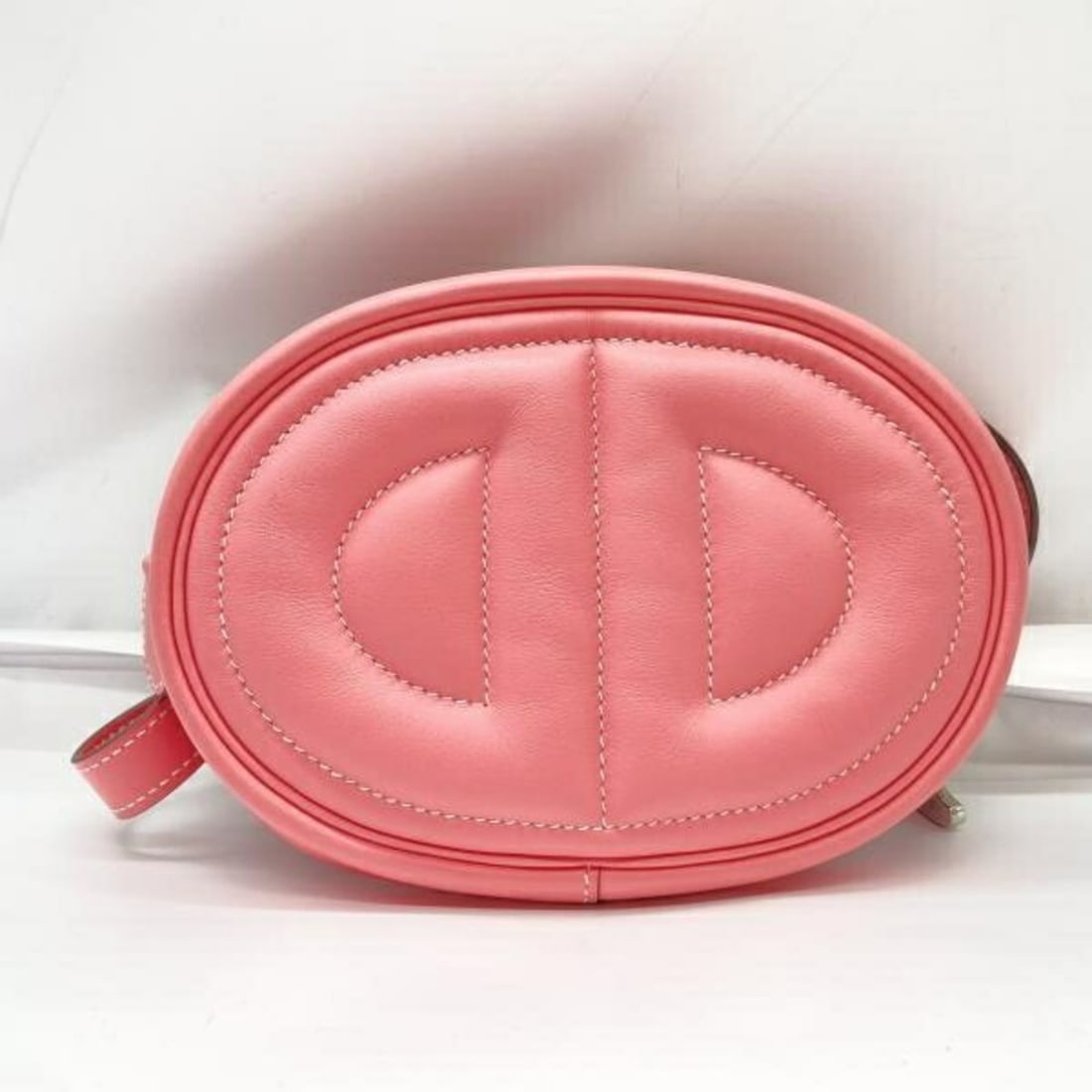 HERMES In the Loop Shoulder Bag Y AM 009 UH Pink: --- Catalog ---Category: SizeSize (HxWxD): 14.5cm x 18.5cm x 2cm / 5.7'' x 7.28'' x 0.78''Strap Length: 86cm / 33.85''Category: DesignType: Shoulder bagColor: PinkGender: WomenCategory: GeneralBrand: 