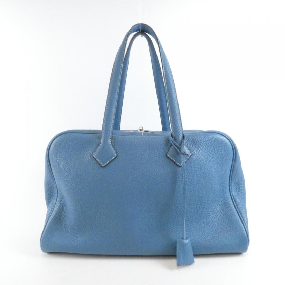 Hermes Victoria II Fourre-Tout 35cm 050021CK Boston Bag: --- Catalog ---Category: SizeSize (HxWxD): 24cm x 35cm x 14cm / 9.44'' x 13.77'' x 5.51''Category: DesignType: Boston bagColor: Blue jeanGender: WomenMaterial: Taurillon clemence leather Category: