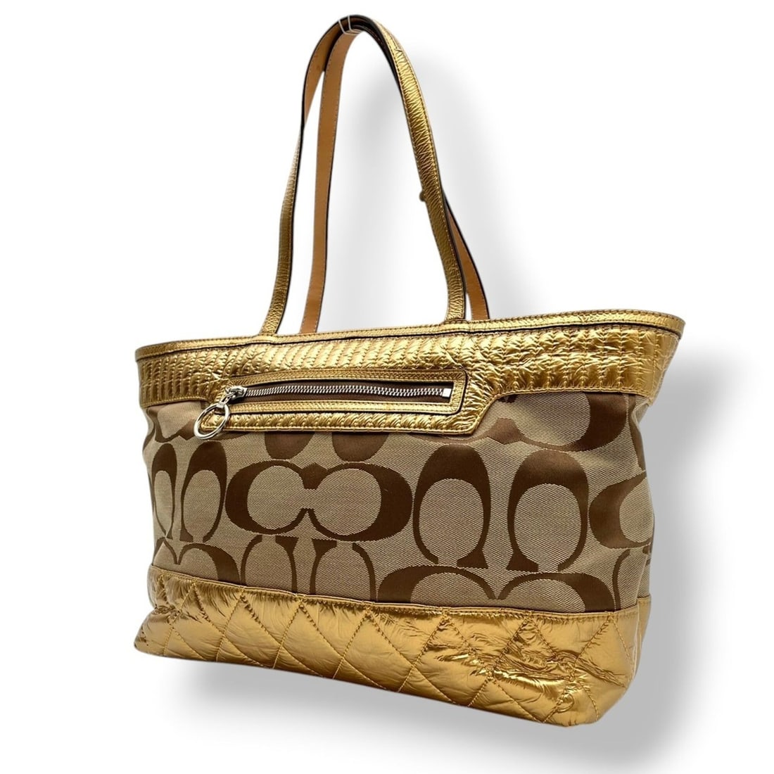 COACH Poppy Signature Satin Shoulder Tote Bag Handbag Canvas Enamel Beige Gold Silver Hardware: --- Catalog ---Category: SizeSize (HxWxD): 24cm x 44cm x 12cm / 9.44'' x 17.32'' x 4.72''Category: DesignType: Handbag, Shoulder bag, Tote bagColor: Beige, Gold, MetallicGender: WomenMaterial: Canvas 