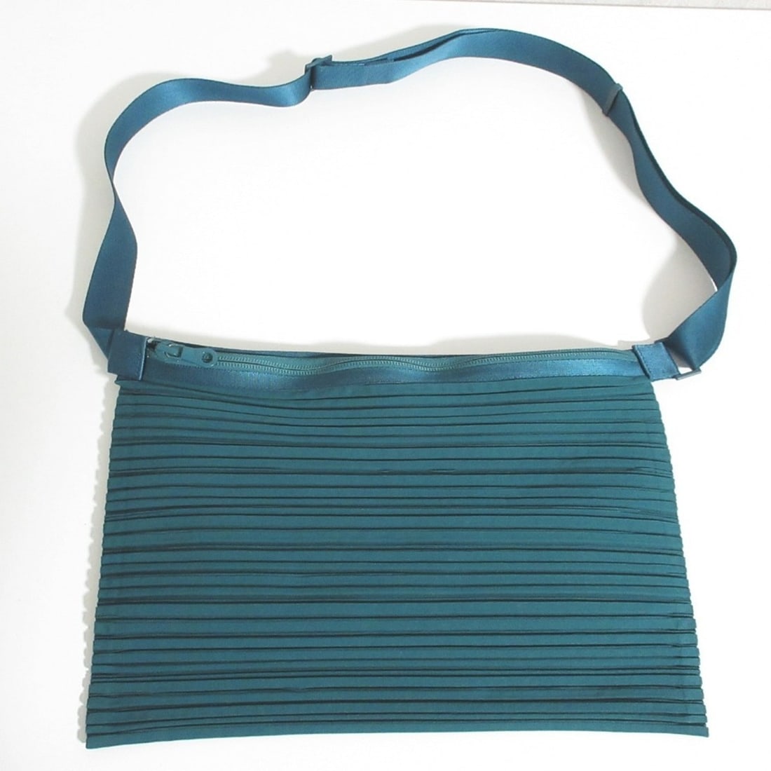 PLEATS PLEASE ISSEY MIYAKE Shoulder Bag PP12-AG541 Green Women's: --- Catalog ---Category: SizeSize (HxWxD): 20.5cm x 31.5cm / 8.07'' x 12.4''Category: DesignType: Shoulder bagColor: GreenGender: WomenCategory: GeneralBrand: Issey Miyake--- Item List ---Section: Con