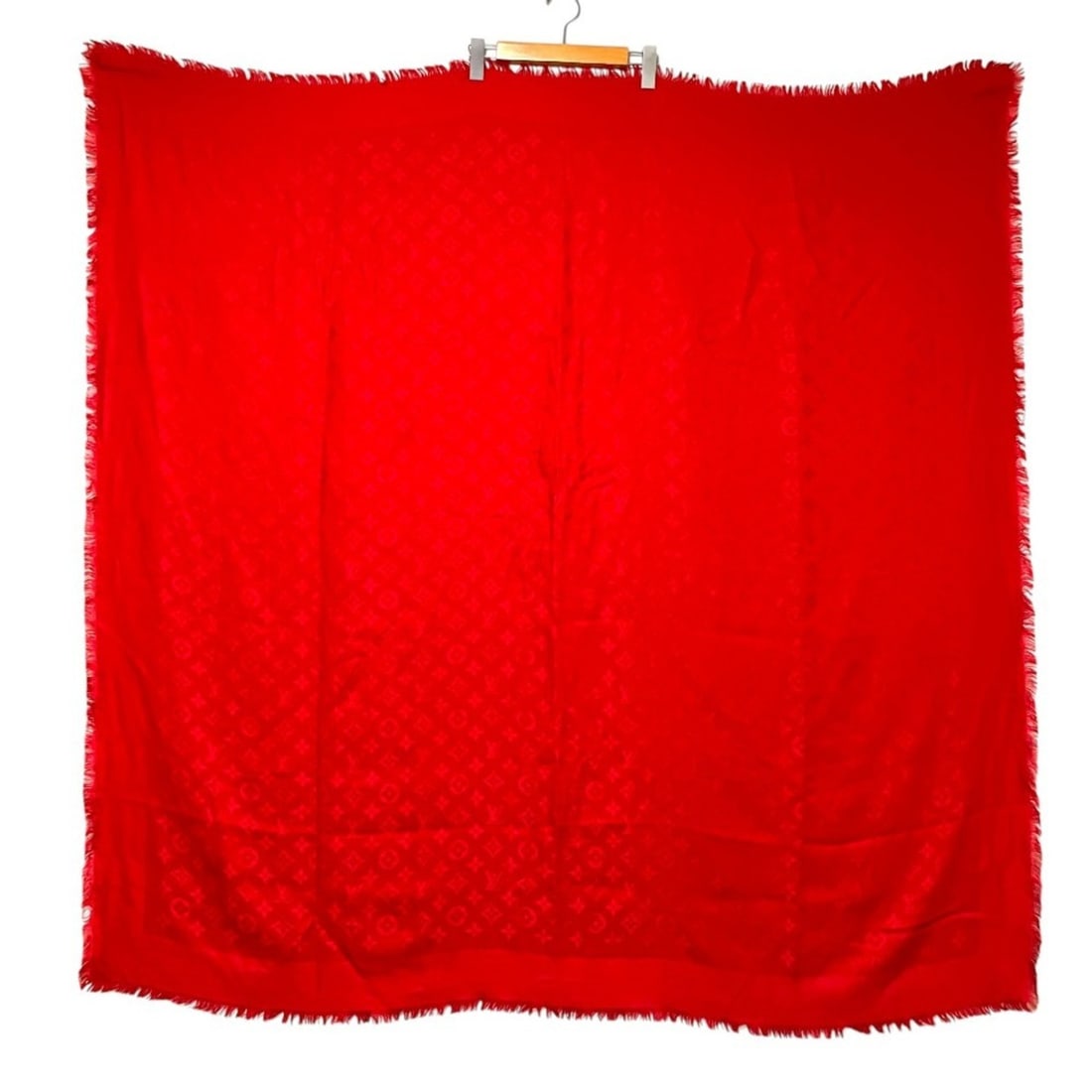 LOUIS VUITTON Louis Vuitton Silk Wool Monogram Jacquard Large Stole Shawl Red Men's Women's: --- Catalog ---Category: SizeSize (LxW): 1.4m x 1.38m / 55.11'' x 54.33''Category: DesignType: ScarfColor: Red colorGender: Men,WomenCategory: GeneralBrand: Louis Vuitton--- Item List ---Section: Cond