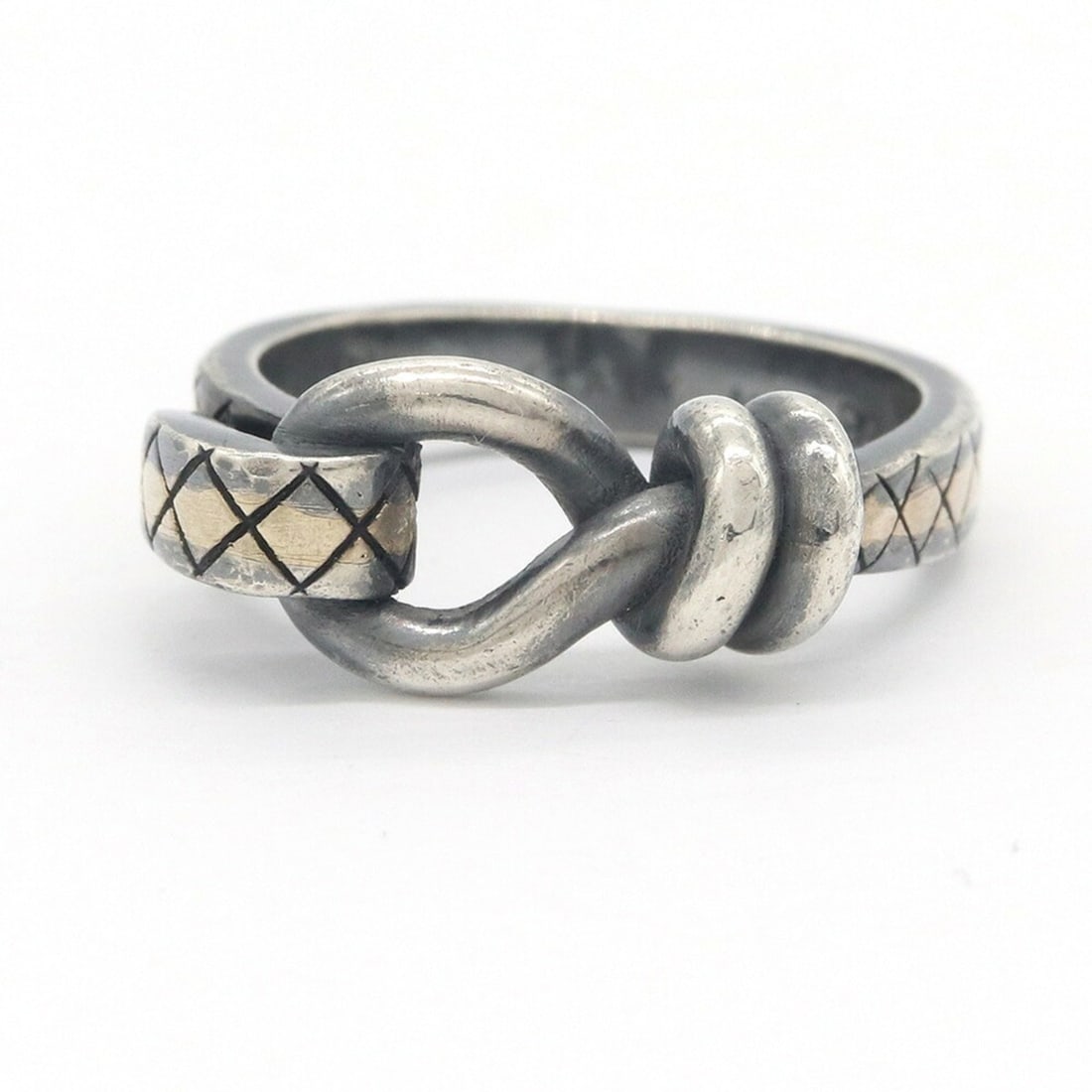 Bottega Veneta Intrecciato Sterling Silver 925 Knot Design Ring for Men and Women: --- Catalog ---Category: SizeJP Size: 10US Size: 5.5Category: DesignType: Band ringColor: SilverGender: WomenMaterial: Sterling silver 925Category: GeneralBrand: Bottega VenetaCountry of Origin: Italy
