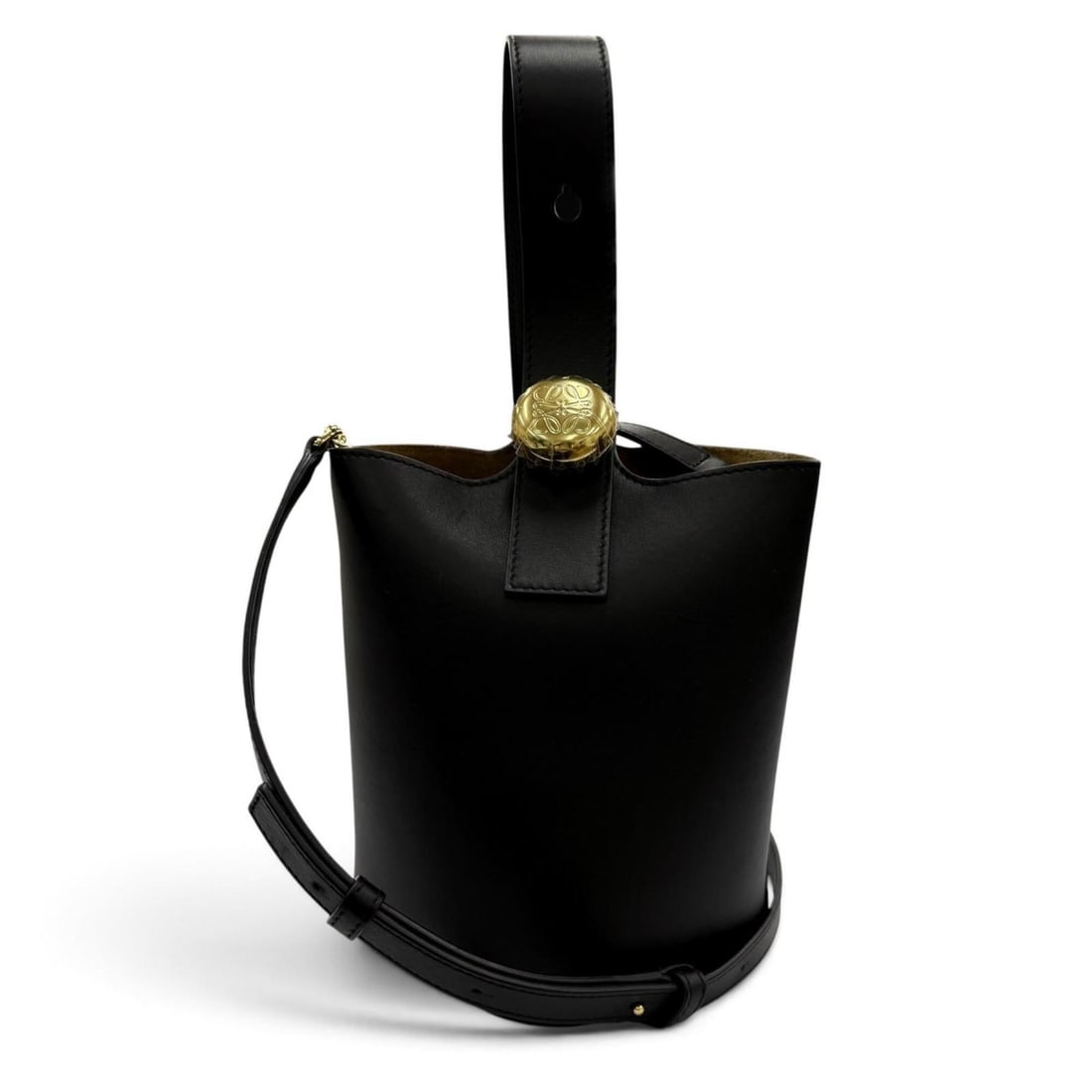LOEWE AANBBBMX01 Pebble Bucket Bag Mini Leather 2-Way Shoulder Bag/Handbag Black Gold Hardware Made: --- Catalog ---Category: SizeSize (HxWxD): 19.5cm x 18cm x 15cm / 7.67'' x 7.08'' x 5.9''Category: DesignType: Handbag, Shoulder bagColor: BlackGender: WomenMaterial: Leather Hardware Color: GoldCateg
