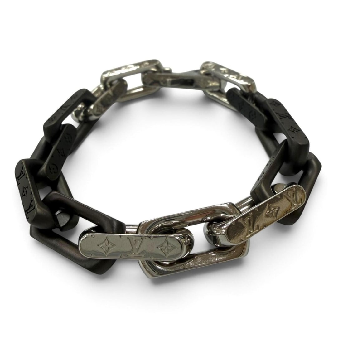 LOUIS VUITTON (Louis Vuitton) 2026 Model M00686 Monogram Chain Bracelet, Silver & Black, Size M,: --- Catalog ---Category: SizeLength: 16cm / 6.29''Category: DesignType: Charm braceletColor: Black, SilverGender: MenCategory: GeneralMPN: M00686Brand: Louis VuittonCountry of Origin: Italy--- Item Li