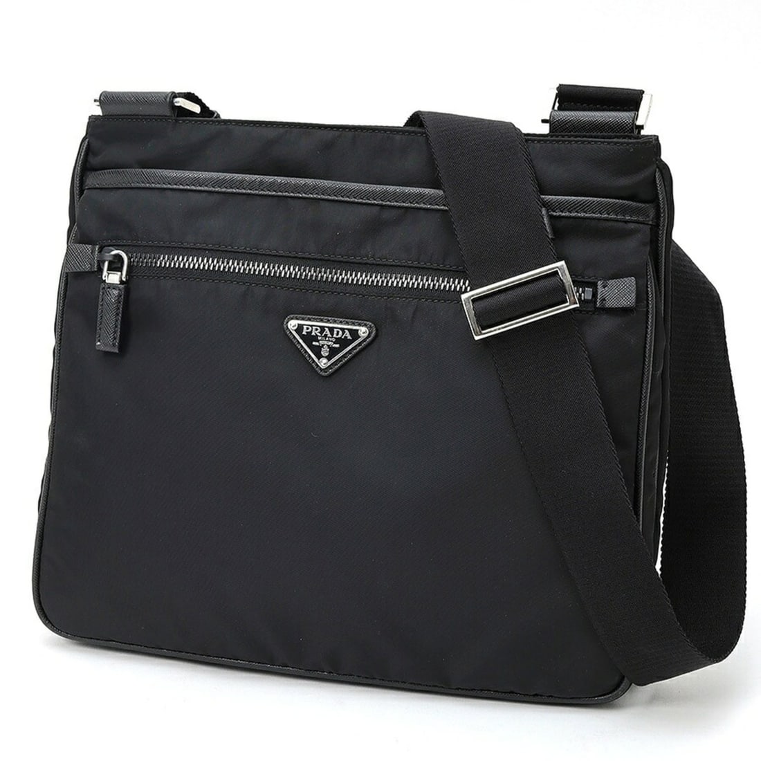Prada PRADA Nylon x Saffiano Leather Shoulder Bag 2VH251 Black: --- Catalog ---Category: SizeSize (HxWxD): 25cm x 28cm x 6cm / 9.84'' x 11.02'' x 2.36''Category: DesignType: Shoulder bagColor: BlackGender: Women,MenMaterial: Nylon , Fabric Category: GeneralMPN: 2V