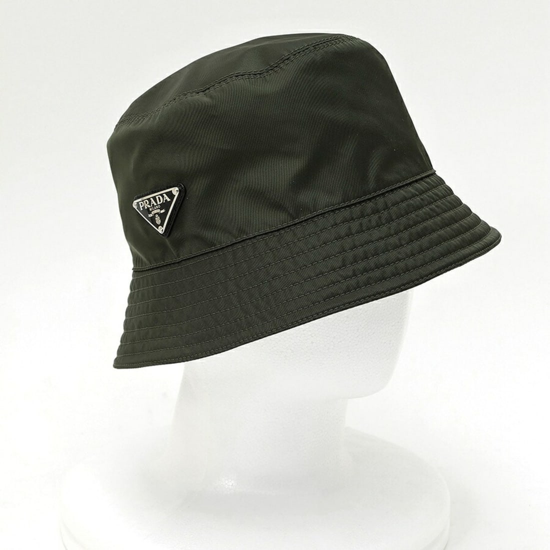 Prada PRADA Re-Nylon Triangle Bucket Hat 2HC137 Nylon Khaki # XL: --- Catalog ---Category: DesignType: Bucket hatColor: KhakiGender: Men,WomenMaterial: Fabric Category: GeneralBrand: PradaCountry of Origin: ItalyCategory: MeasurementsCircumference: 60cm / 23.62''---