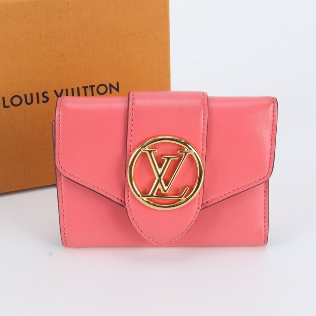 Louis Vuitton Portefeuille LV Pont Neuf M69177 Leather Tri-fold Wallet Compact for Women: --- Catalog ---Category: SizeSize (HxWxD): 9cm x 12cm x 2cm / 3.54'' x 4.72'' x 0.78''Category: DesignType: Wallet (tri-fold)Color: DahliaGender: WomenMaterial: Leather Category: GeneralBrand: Louis V