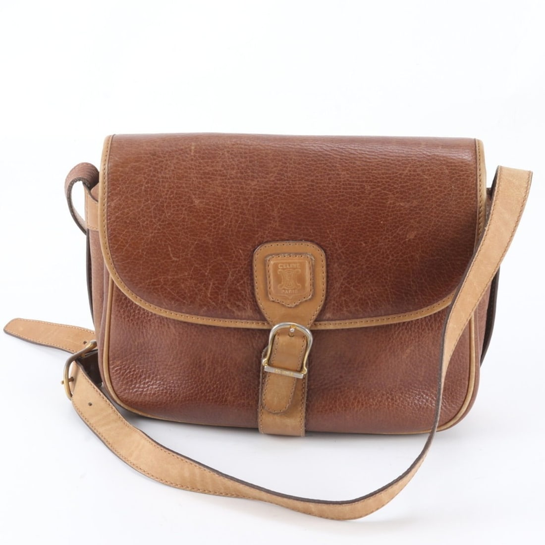 Celine Triomphe Leather Shoulder Bag Messenger Brown Brand Men's: --- Catalog ---Category: SizeSize (HxWxD): 22cm x 26cm x 8cm / 8.66'' x 10.23'' x 3.14''Category: DesignType: Messenger bag, Shoulder bagColor: BrownGender: MenMaterial: Leather Category: GeneralBrand