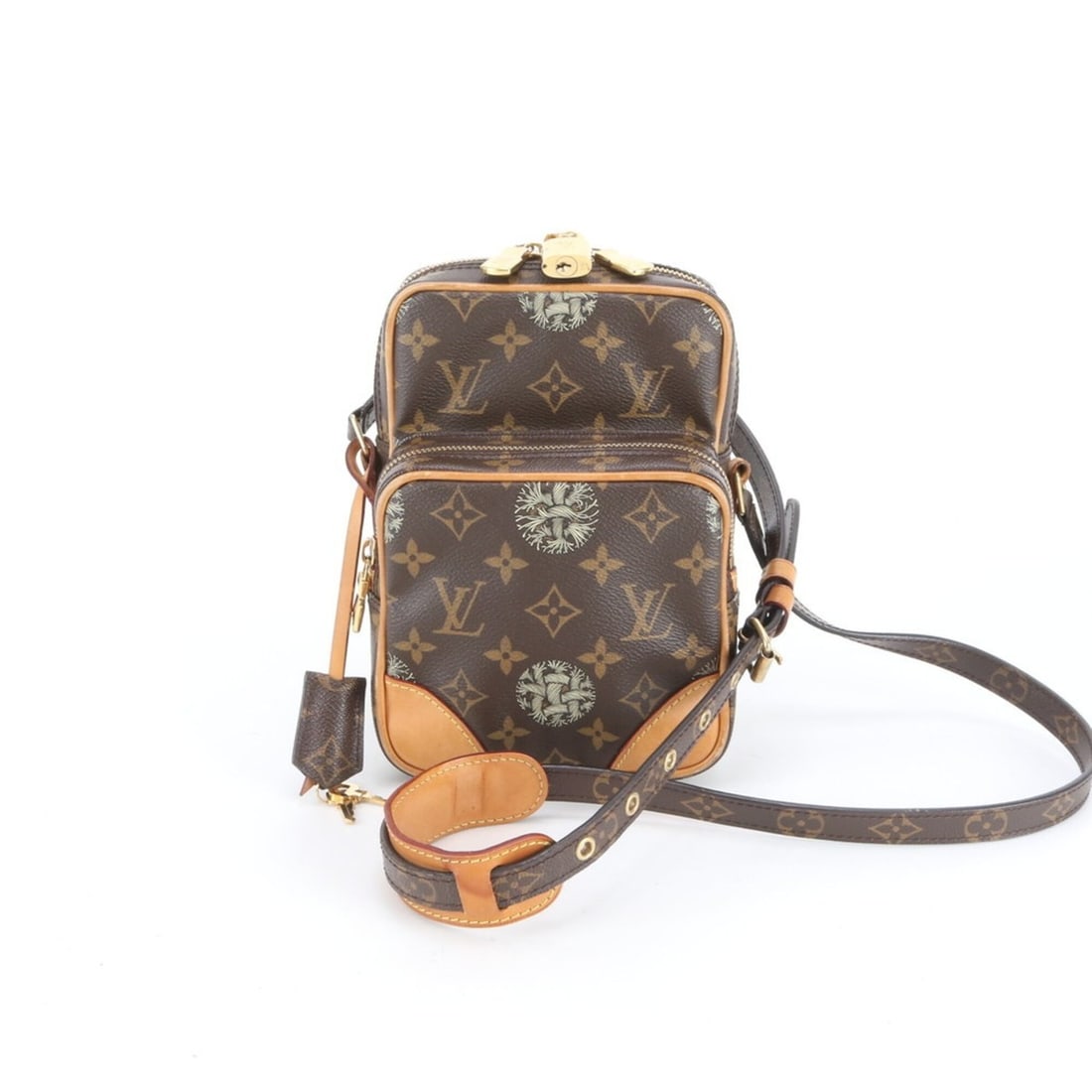 Louis Vuitton Isetan Limited Edition Christopher Nemeth Collaboration Monogram Amazon M45235 Leather: --- Catalog ---Category: SizeSize (HxWxD): 21cm x 16cm x 10cm / 8.26'' x 6.29'' x 3.93''Category: DesignType: Shoulder bagColor: BrownGender: WomenMaterial: Leather , Coated canvas Category: