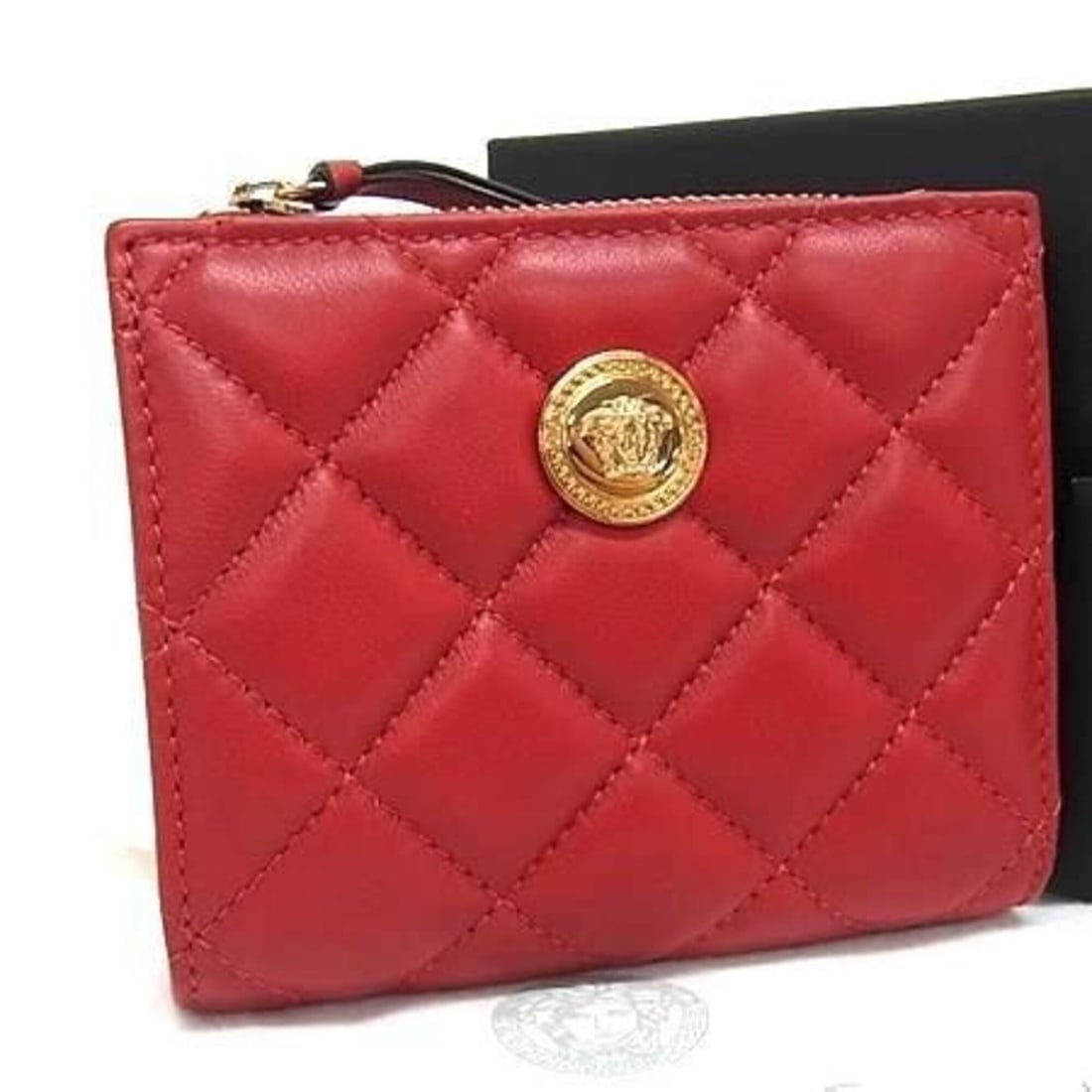 VERSACE Bi-fold Wallet Medusa 1005564 Red Leather Women's: --- Catalog ---Category: SizeSize (HxWxD): 9.5cm x 11cm x 2.5cm / 3.74'' x 4.33'' x 0.98''Category: DesignType: Wallet (bi-fold)Color: Red colorGender: WomenMaterial: Leather Category: GeneralMPN: 100