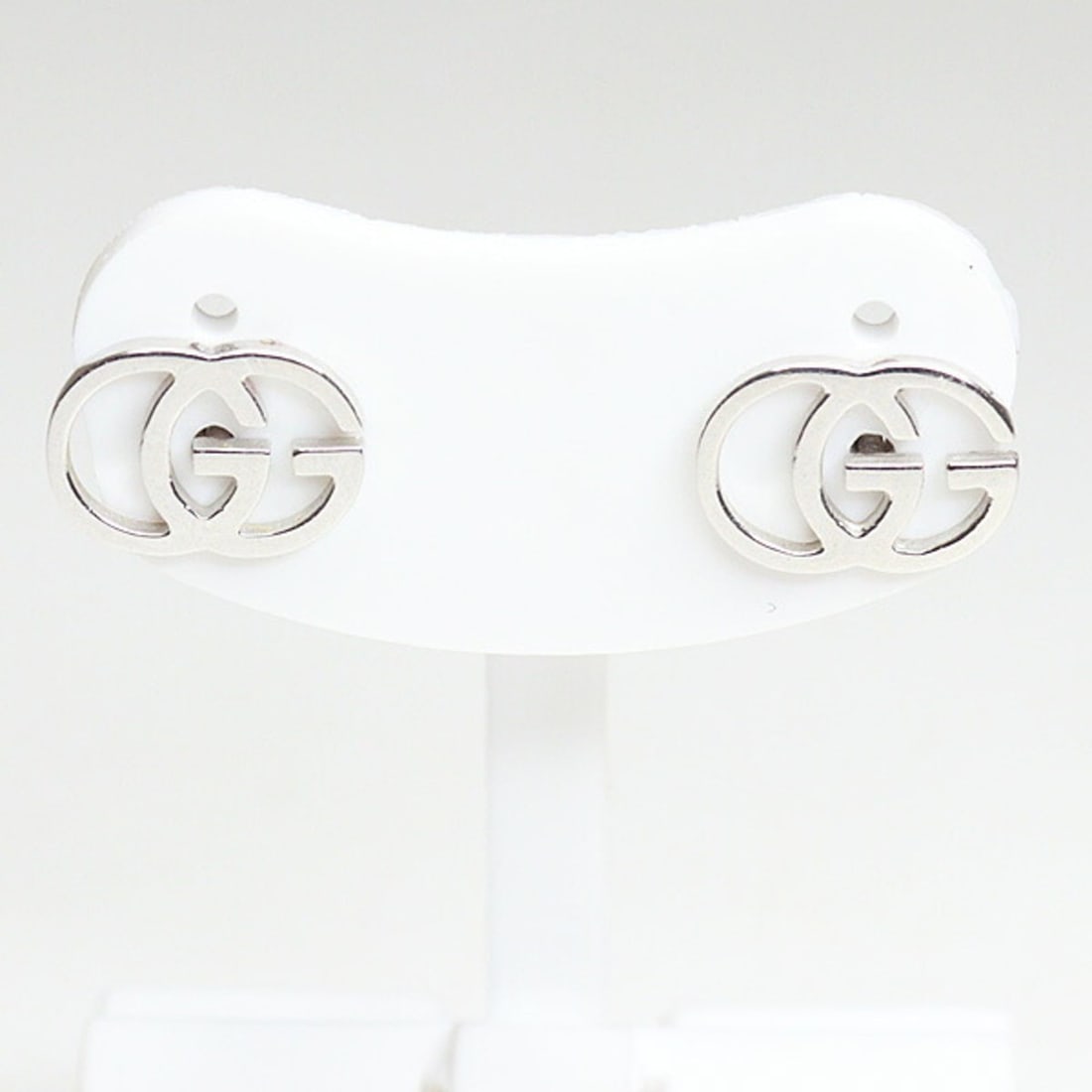 Gucci GG Running White Gold Earrings (18KWG/750WG) Double G Stud: --- Catalog ---Category: SizeWeight: 1.6g / 0.05oz.Size (HxWxD): 7.00mm x 10.00mm / 0.28'' x 0.39''Category: DesignType: Stud earringsColor: White goldGender: WomenMaterial: White gold (18K)Category: 