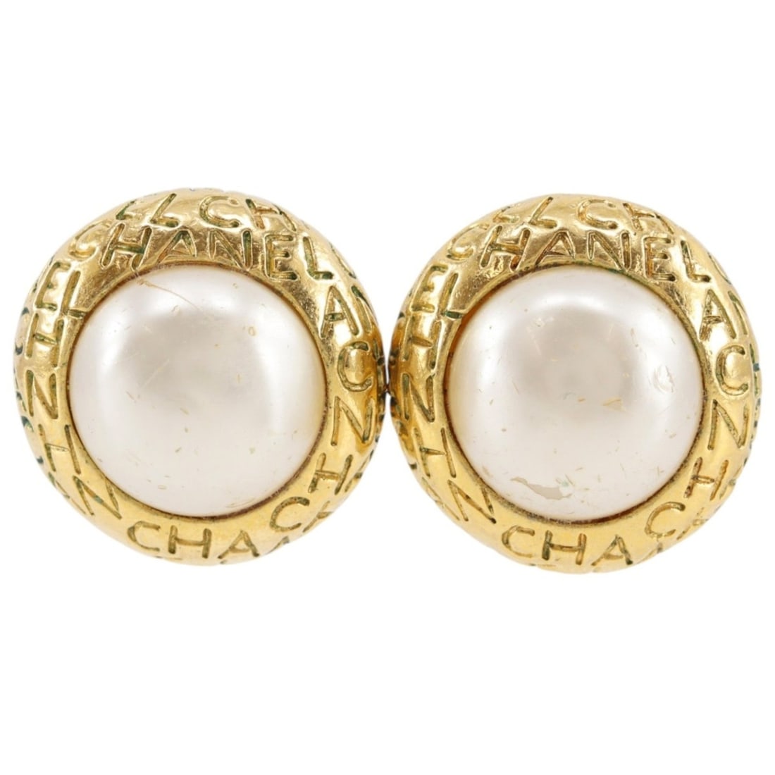 Chanel logo earrings, gold plated with faux pearls, approximately 27.0g, women's.: --- Catalog ---Category: SizeStone Size (HxW): 26.00mm x 26.00mm / 1.02'' x 1.02''Category: DesignColor: GoldGender: WomenCategory: GeneralBrand: Chanel--- Item List ---Section: ConditionRanking: Rank