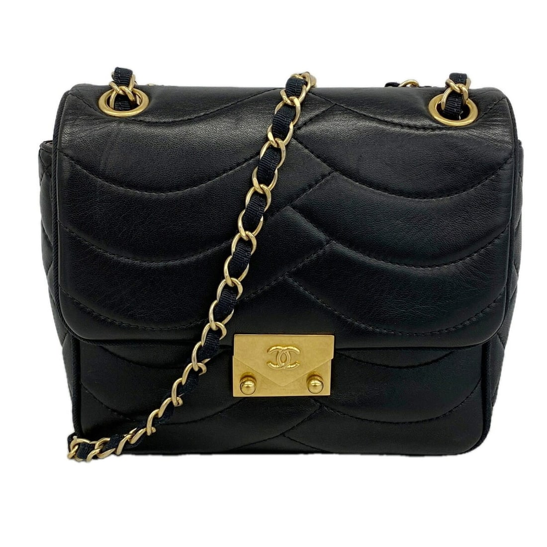 Chanel Shoulder Bag, Double Chain, Wave Stitch, Lambskin, Black, Women's OP015153: --- Catalog ---Category: SizeSize (HxWxD): 19cm x 19cm x 8cm / 7.48'' x 7.48'' x 3.14''Category: DesignType: Shoulder bagColor: BlackGender: WomenMaterial: Leather Hardware Color: GoldLeather/Fur Type