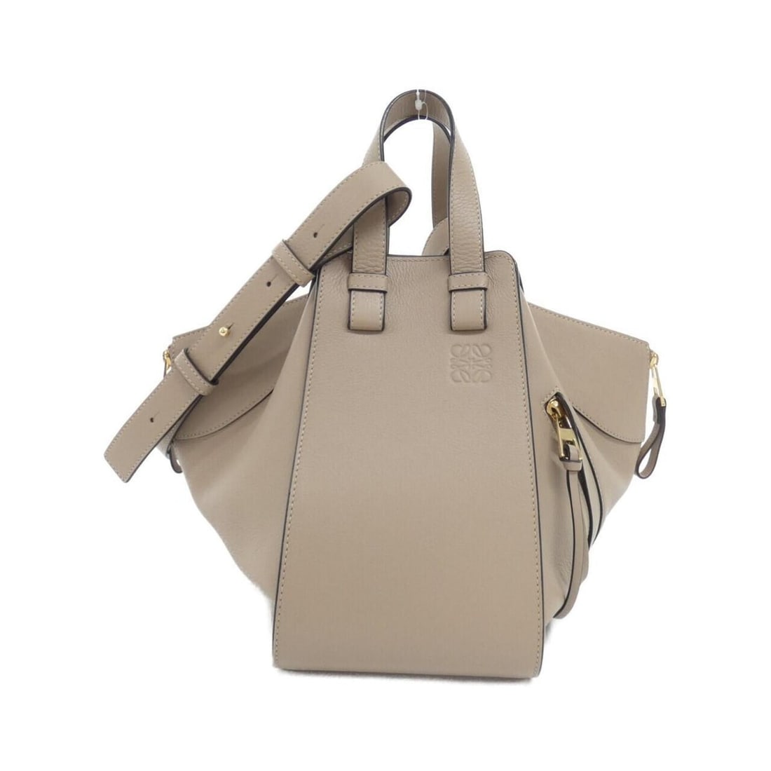 Loewe Hammock Small 387 30 S35 Shoulder Bag: --- Catalog ---Category: SizeSize (HxWxD): 24cm x 32cm x 28cm / 9.44'' x 12.59'' x 11.02''Category: DesignType: Shoulder bagColor: SandGender: Men,WomenMaterial: Leather Hardware Color:
