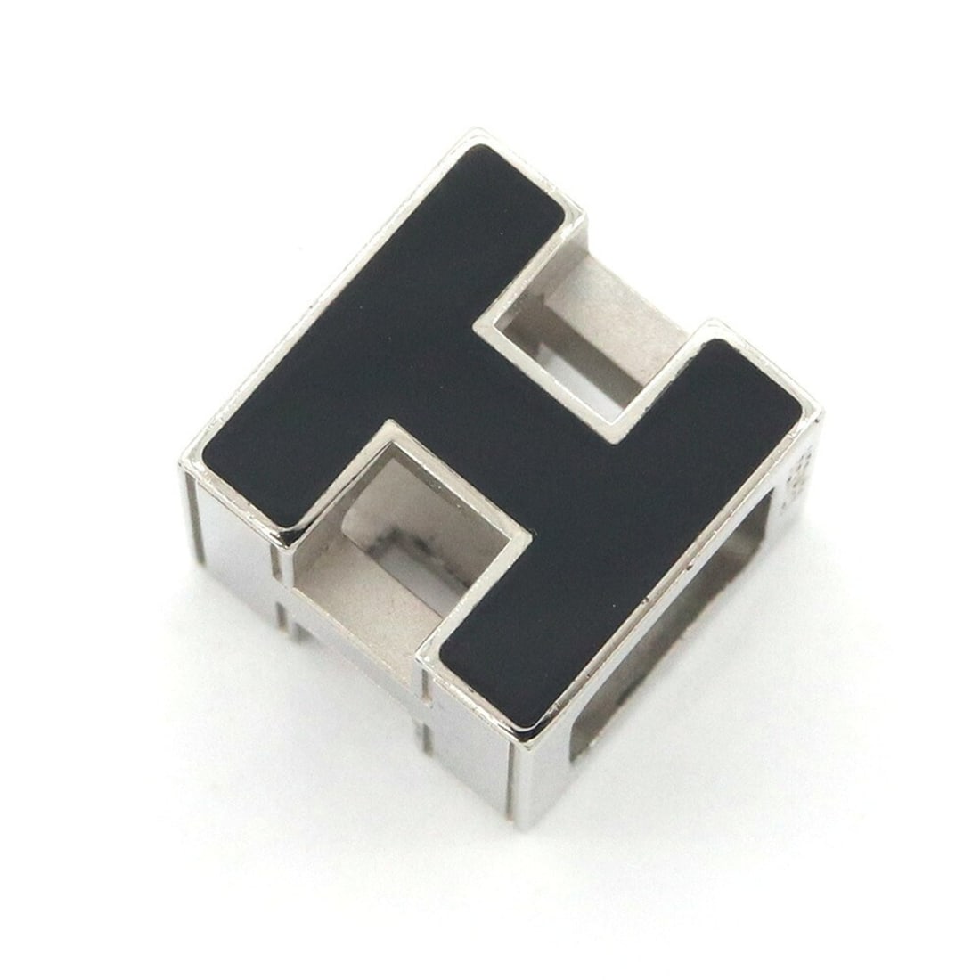 Hermes Cage d'H H-Cube Pendant Top, Silver Black Metal Enamel Head Necklace for Women: --- Catalog ---Category: SizePendant Size: 12mm x 12mm / 0.47'' x 0.47''Category: DesignColor: Black, SilverGender: WomenMaterial: Enamel, MetalNecklace Type: PendantCategory: GeneralLine: Cage d'hBra