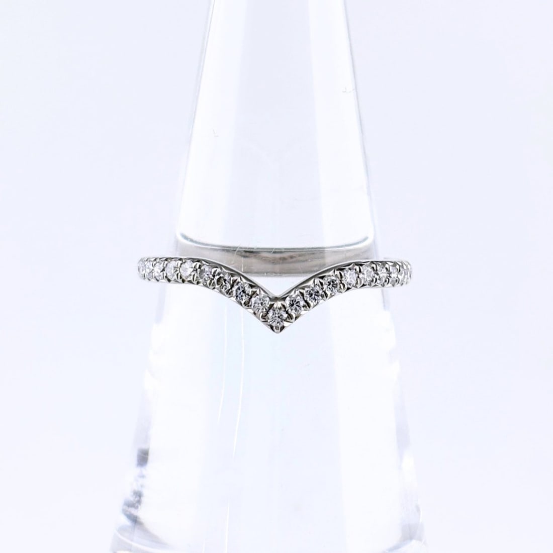 Tiffany & Co. Curved Band Platinum Ring with Small Diamonds (Pt950) - Women's: --- Catalog ---Category: SizeJP Size: 11US Size: 6Category: DesignType: Band ringStone: DiamondGender: WomenMaterial: Platinum 950Category: GeneralBrand: Tiffany--- Item List ---Section: ConditionRank
