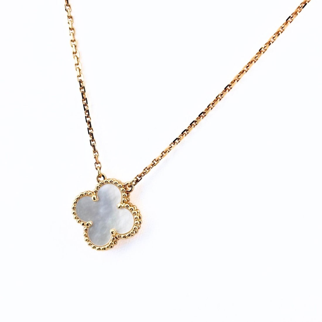Van Cleef & Arpels Vintage Alhambra YG Yellow Gold Pendant Shell Necklace 750 Women's: --- Catalog ---Category: SizePendant Size: 14.5mm x 14.5mm / 0.57'' x 0.57''Neck Circumference: 41 cm / 16.14''Category: DesignGender: WomenMaterial: Shell, Yellow gold (18K)Necklace Type: NecklaceCat