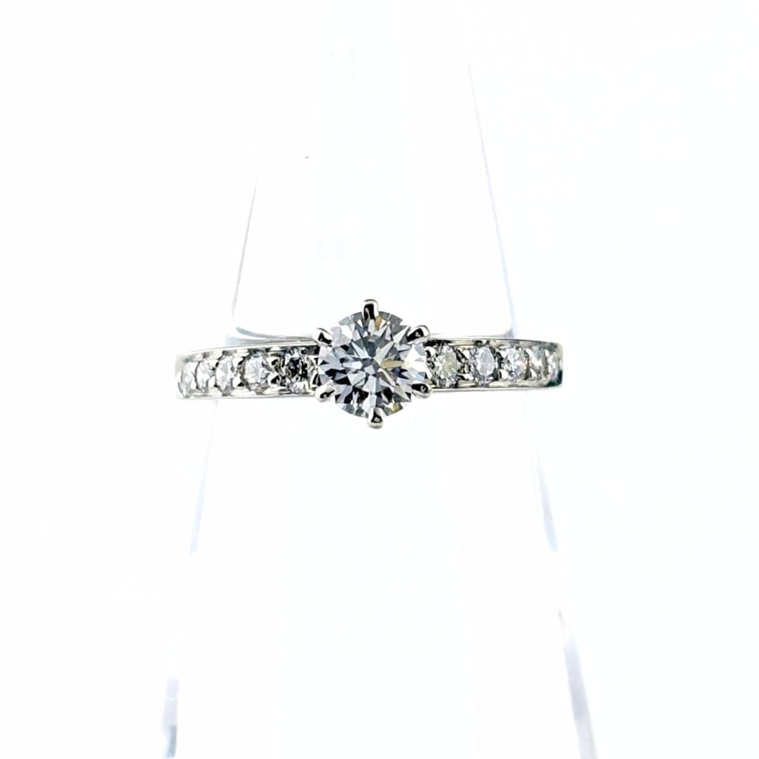 Tiffany & Co. Setting Engagement Platinum Ring with Diamonds and Small Diamonds, Pt950, for Women: --- Catalog ---Category: SizeJP Size: 9US Size: 5Category: DesignType: Band ringStone: DiamondGender: WomenMaterial: Platinum 950Category: GeneralBrand: Tiffany--- Item List ---Section: ConditionRanki