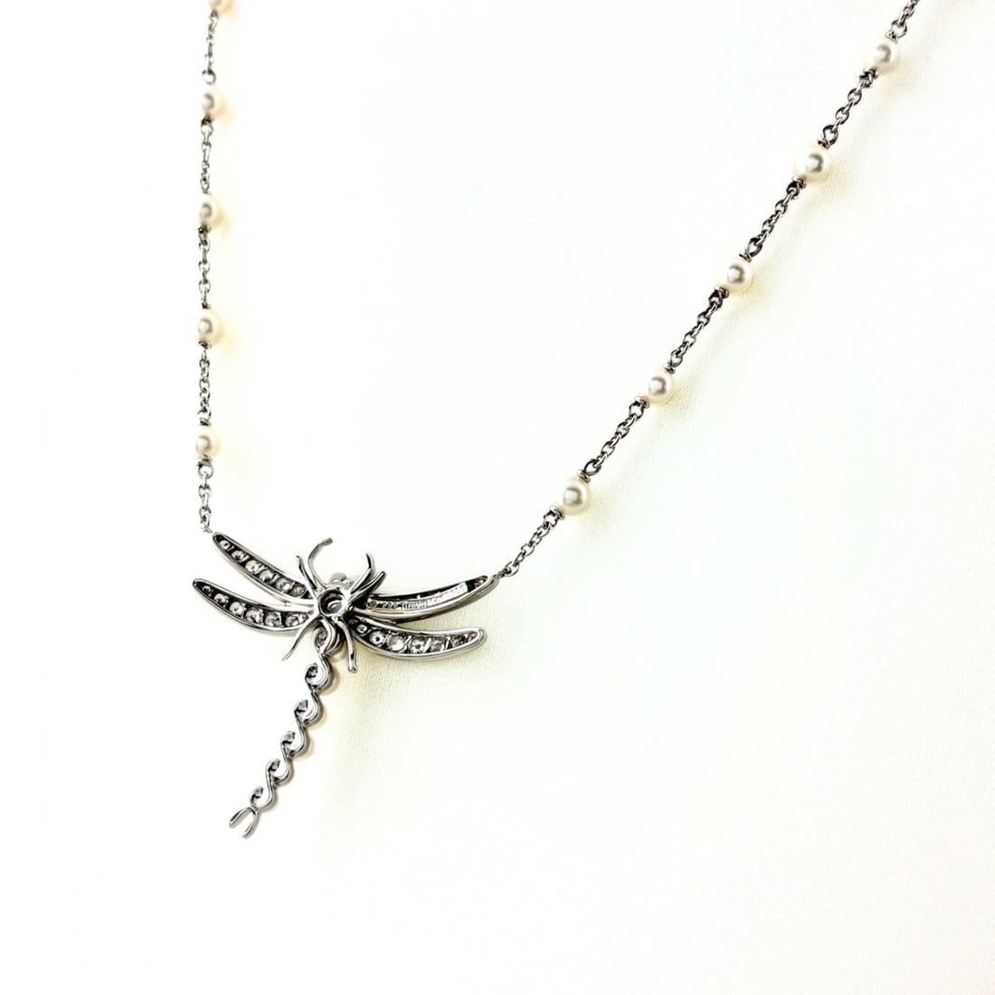 Tiffany & Co. Dragonfly Platinum Necklace with Small Diamonds, Pearls, and Sapphires - Pt950 (Pt950): --- Catalog ---Category: SizePendant Size: 26.8mm x 27.8mm / 1.05'' x 1.09''Neck Circumference: 46 cm / 18.11''Category: DesignStone: PearlGender: WomenMaterial: Platinum 950Necklace Type: NecklaceCat