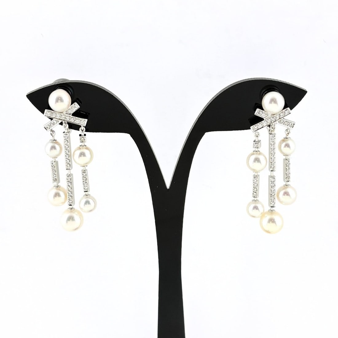 Chanel pearl earrings with small diamonds, 750 pearl, for women.: --- Catalog ---Category: SizeSize (HxWxD): 29.70mm x 13.10mm / 1.17'' x 0.52''Category: DesignType: Clip earringsStone: Diamond, PearlGender: WomenCategory: GeneralBrand: Chanel--- Item List ---Sectio