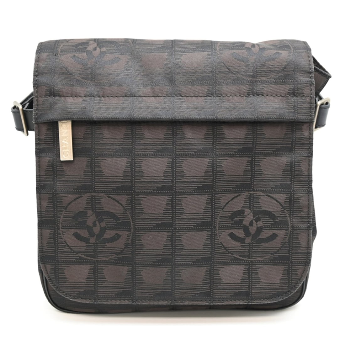 Chanel New Travel Women's Shoulder Bag A29347 Nylon Brown: --- Catalog ---Category: SizeSize (HxWxD): 23cm x 21cm x 9cm / 9.05'' x 8.26'' x 3.54''Category: DesignType: Shoulder bagColor: BrownGender: WomenMaterial: Nylon Category: GeneralMPN: A29347Brand: Cha
