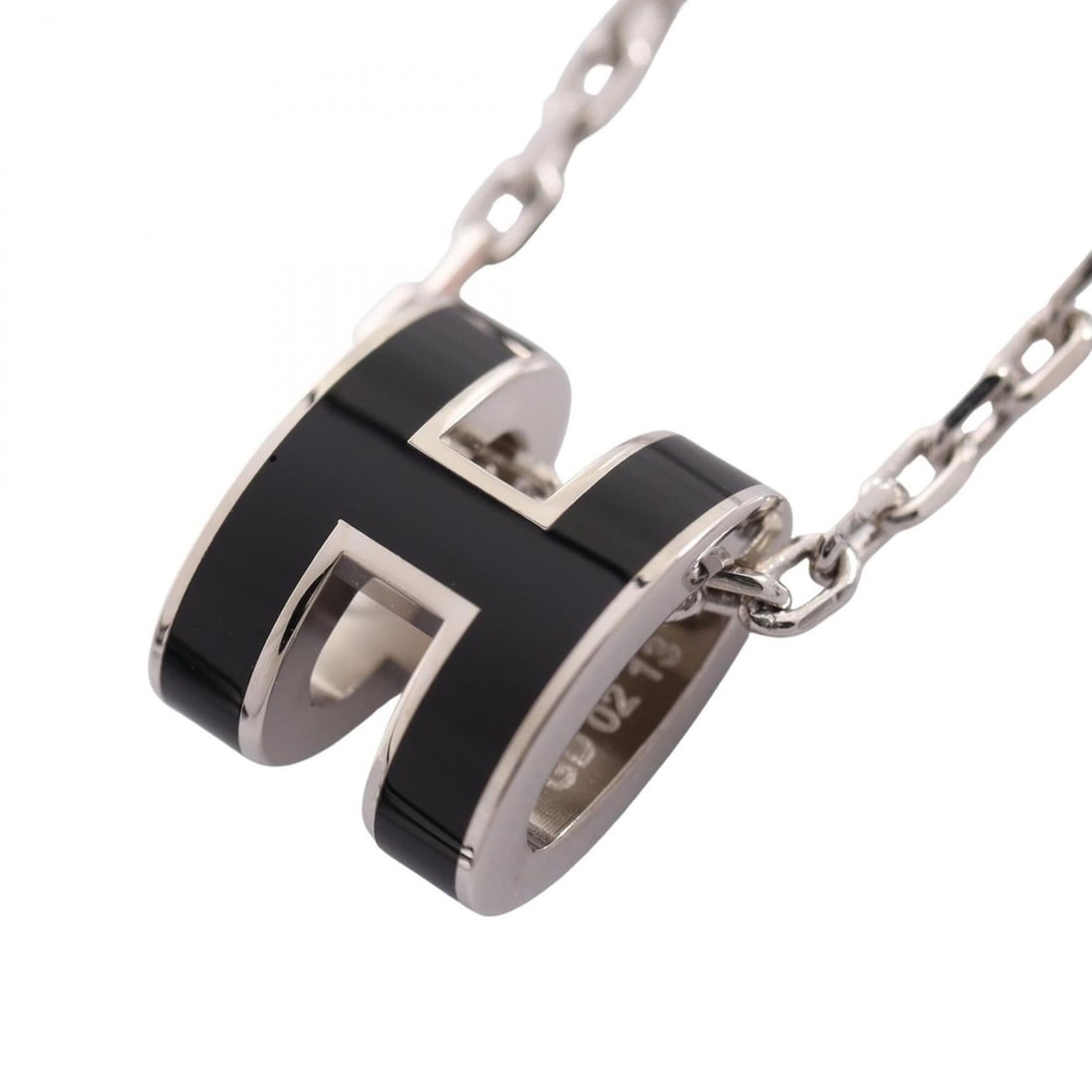 Hermes MINI POP H necklace, metal jewelry for women, available in black and silver.: --- Catalog ---Category: SizePendant Size: 9mm x 7mm / 0.35'' x 0.27''Neck Circumference: 40 cm / 15.74''Category: DesignColor: Black, SilverGender: WomenMaterial: MetalNecklace Type: NecklaceCategory