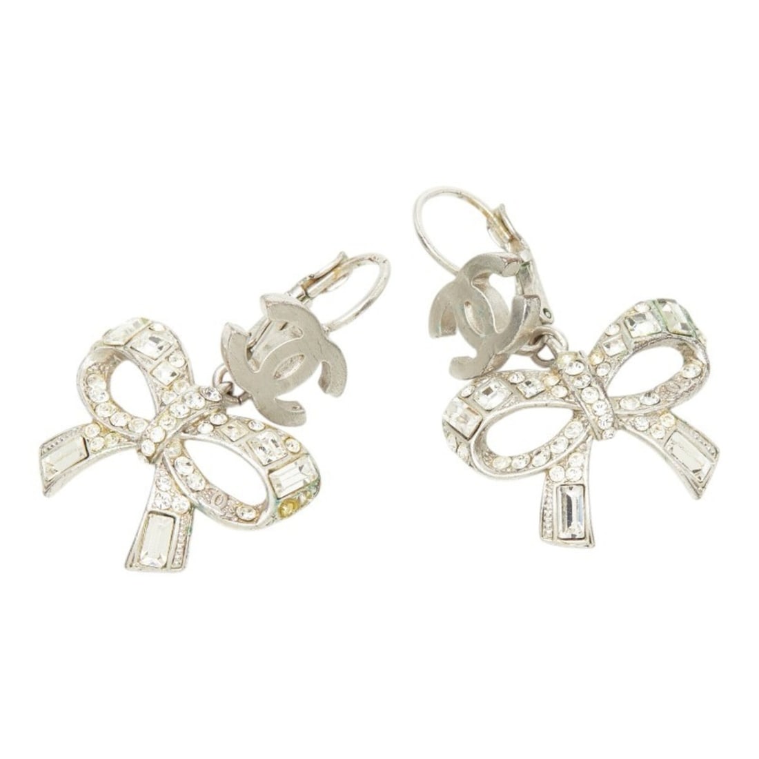 Chanel Coco Mark Ribbon Earrings 08P Silver Metal Rhinestone Women's CHANEL: --- Catalog ---Category: SizeSize (HxWxD): 39.80mm x 26.90mm / 1.57'' x 1.06''Category: DesignType: Stud earringsGender: WomenMaterial: Metal, RhinestoneCategory: GeneralBrand: Chanel--- Item List ---