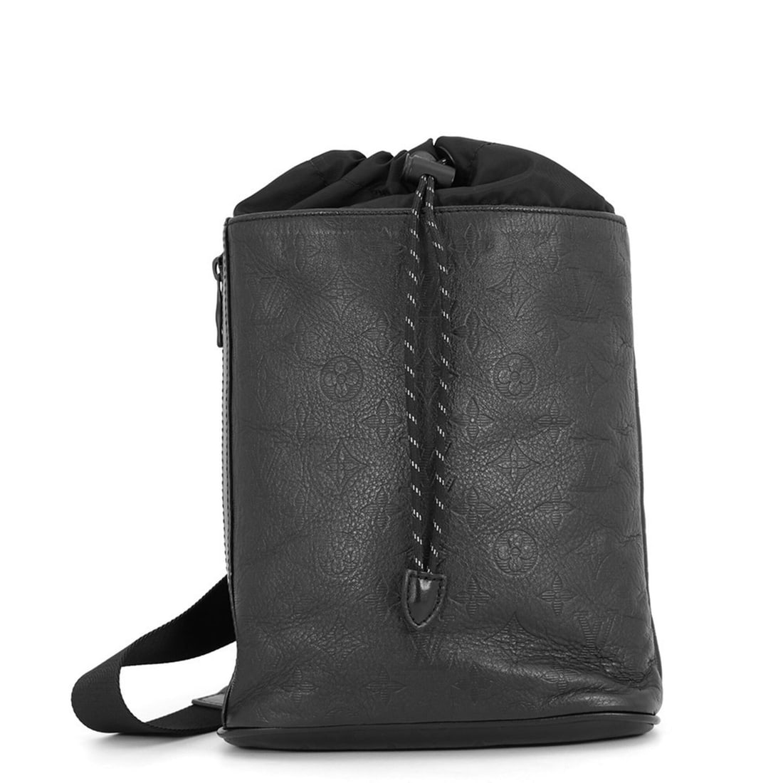 Louis Vuitton Monogram Shadow Chalk Sling Bag M44633 LOUIS VUITTON Men's Black Handbag: --- Catalog ---Category: SizeSize (HxWxD): 23cm x 20.5cm x 8.5cm / 9.05'' x 8.07'' x 3.34''Category: DesignType: Handbag, Sling bagColor: Black, Monogram, NoirGender: MenMaterial: Monogram Shadow Cate