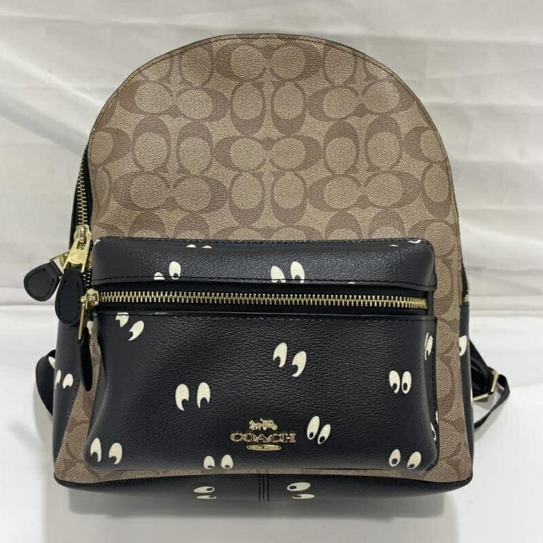 COACH × DISNEY Snow White Collaboration Backpack Rucksack: --- Catalog ---Category: SizeSize (HxWxD): 29cm x 25cm x 10cm / 11.41'' x 9.84'' x 3.93''Category: DesignType: BackpackColor: Black, BrownGender: WomenCategory: GeneralBrand: Coach--- Item List ---Sec