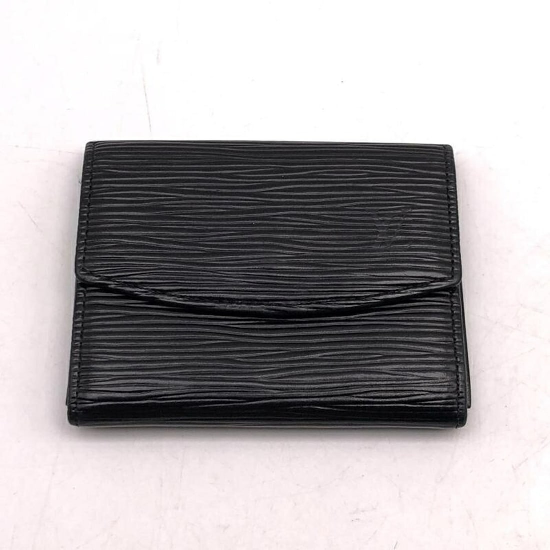 LOUIS VUITTON Epi Portemonnaie Simple M63412 Black Wallet Coin Purse: --- Catalog ---Category: SizeSize (HxWxD): 8cm x 9.8cm x 1cm / 3.14'' x 3.85'' x 0.39''Category: DesignType: Coin purse/coin caseColor: BlackGender: WomenMaterial: Epi leather Category: GeneralLine: E