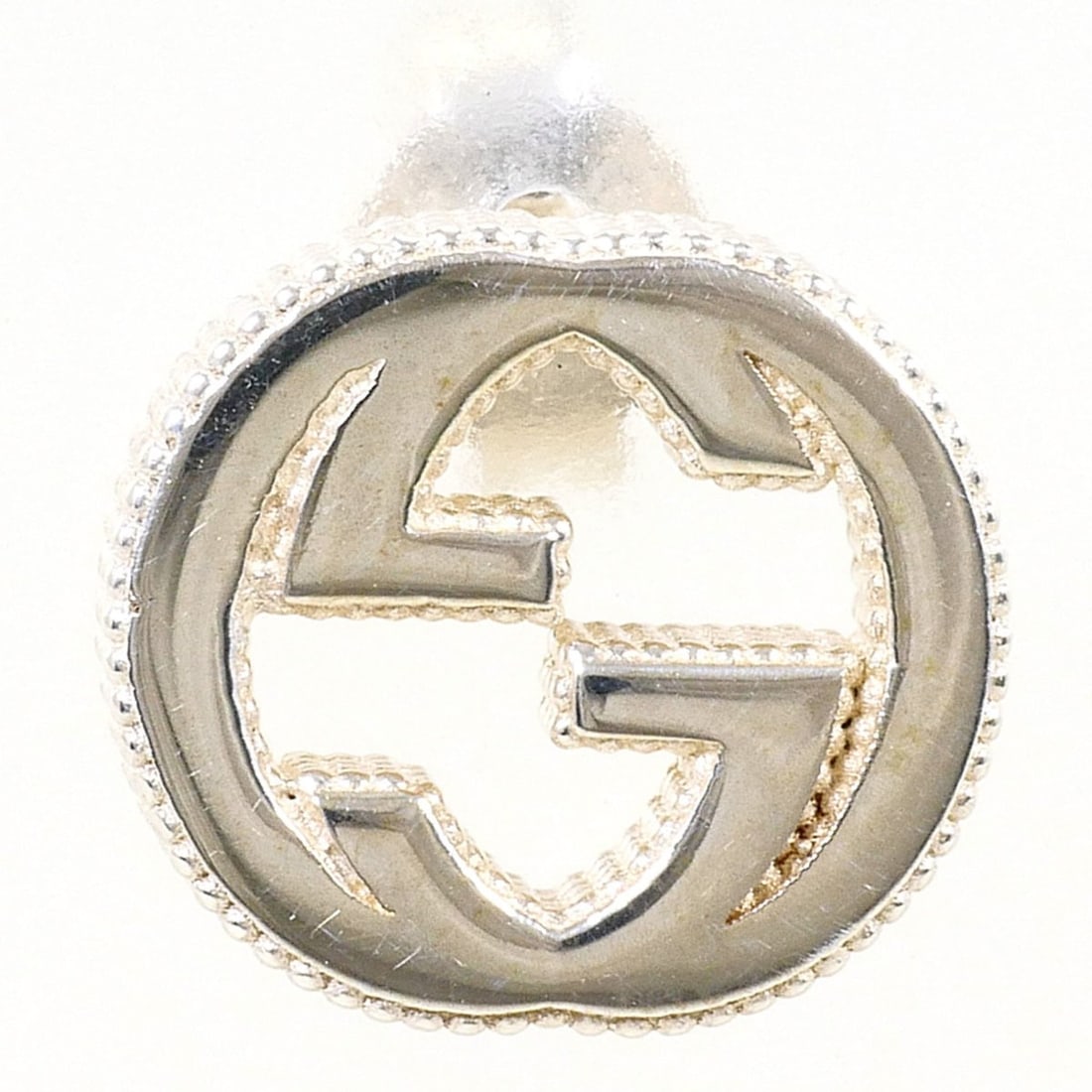 Gucci Interlocking G Silver Earring (Single Earring), Total Weight 2.3g, Like New Condition.: --- Catalog ---Category: DesignType: Stud earringsColor: SilverGender: WomenMaterial: Silver 925Category: GeneralBrand: Gucci--- Item List ---Section: ConditionRanking: Rank SA Used - Hardly any trace