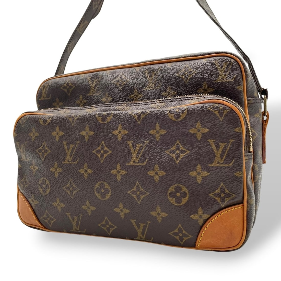Louis Vuitton Monogram Nile Shoulder Bag, Crossbody, Brown, Gold Hardware, Women's, M45244 C: --- Catalog ---Category: SizeSize (HxWxD): 20cm x 28cm x 12cm / 7.87'' x 11.02'' x 4.72''Category: DesignType: Shoulder bagColor: Brown, MonogramGender: WomenMaterial: Monogram , Leather Category: Gen