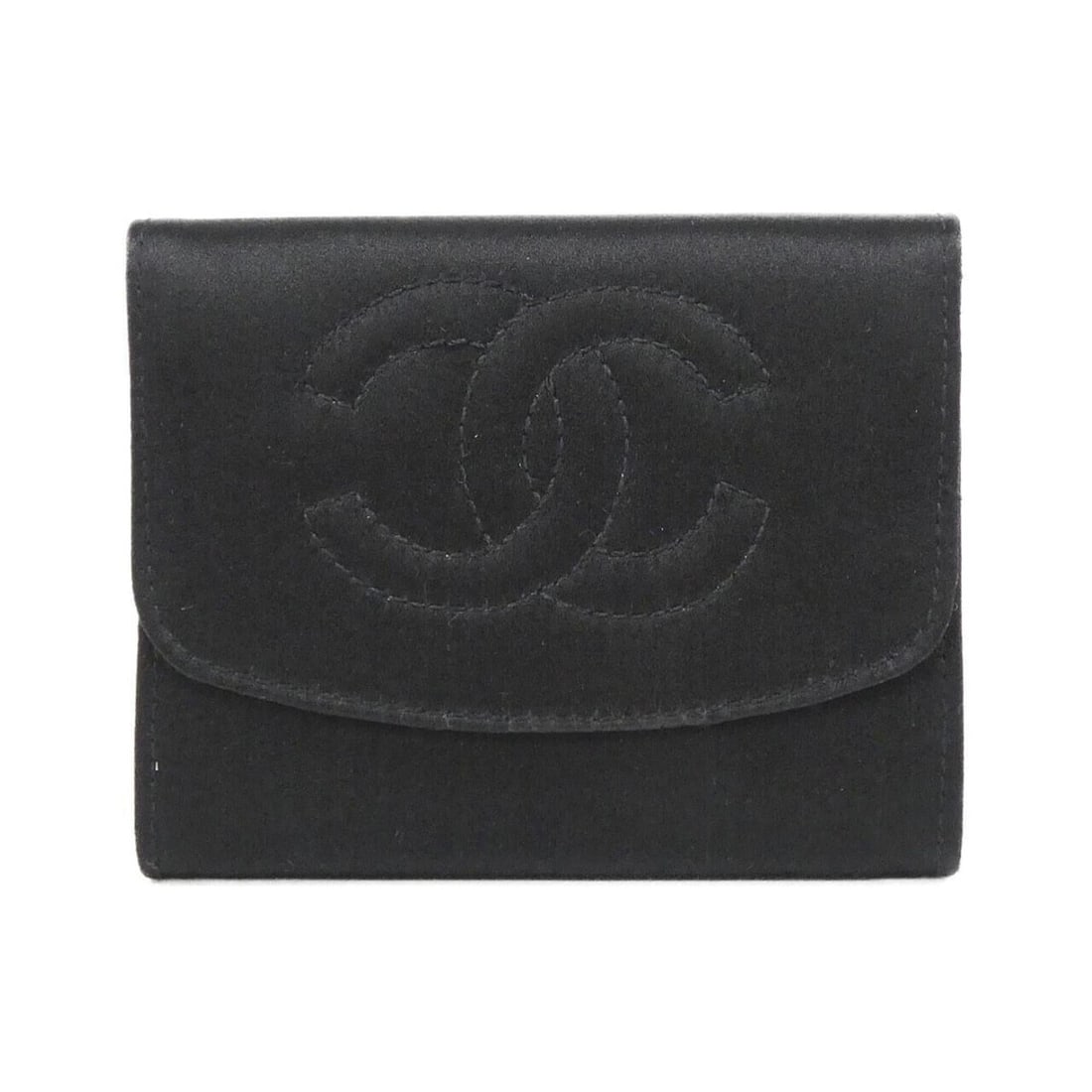 Chanel wallets and coin cases: --- Catalog ---Category: SizeSize (HxWxD): 8cm x 10cm x 1.5cm / 3.14'' x 3.93'' x 0.59''Category: DesignType: Coin purse/coin caseColor: BlackGender: WomenMaterial: Satin Category: GeneralBrand: