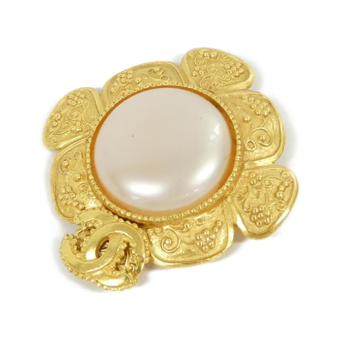 Chanel brooch: --- Catalog ---Category: SizeSize (HxWxD): 6cm x 5.7cm / 2.36'' x 2.24''Category: DesignType: BroochColor: WhiteGender: WomenCategory: GeneralBrand: Chanel--- Item List ---Section: ConditionRanking: R