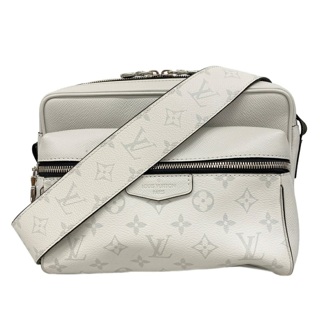 Louis Vuitton Taigarama Outdoor PM Shoulder Bag M30243 Antarctica Men's: --- Catalog ---Category: SizeSize (HxWxD): 19cm x 25cm x 10cm / 7.48'' x 9.84'' x 3.93''Category: DesignType: Shoulder bagColor: WhiteGender: MenCategory: GeneralMPN: M30243Brand: Louis Vuitton--- Ite