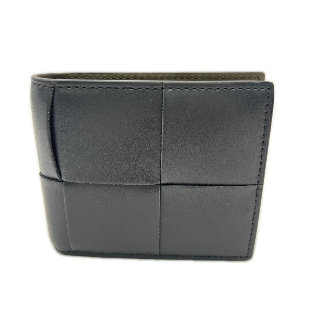 BOTTEGA VENETA Maxi Intrecciato Cassette Bi-fold Wallet with Coin Purse 749455 Gray Khaki Calf: --- Catalog ---Category: SizeSize (HxWxD): 8.5cm x 10cm x 1.5cm / 3.34'' x 3.93'' x 0.59''Category: DesignType: Wallet (bi-fold)Color: Gray, KhakiGender: MenMaterial: Leather Category: GeneralBrand: B