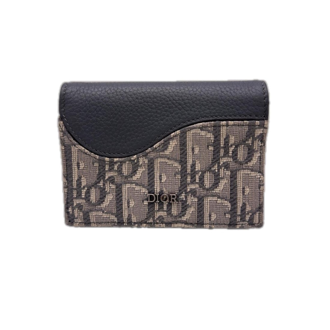 Christian Dior Oblique Saddle Business Card Holder 2ADCH166YKS - Case/Card Gray Canvas Calf Leather: --- Catalog ---Category: DesignType: Business card caseColor: GrayGender: MenMaterial: Canvas , Leather Leather/Fur Type: CalfskinCategory: GeneralBrand: Christian DiorCategory: Physical PropertiesSiz