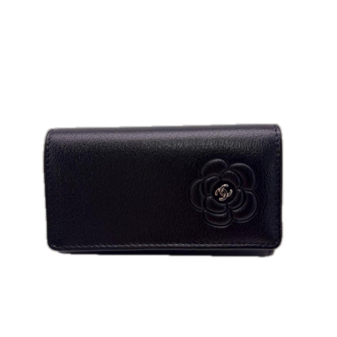CHANEL Butterfly Camellia Key Case A46505 Black Calf Leather Women's: --- Catalog ---Category: DesignType: KeycaseColor: BlackGender: WomenMaterial: Leather Leather/Fur Type: CalfskinNumber of Key Hooks: 6Category: GeneralBrand: ChanelCategory: Physical PropertiesSize (