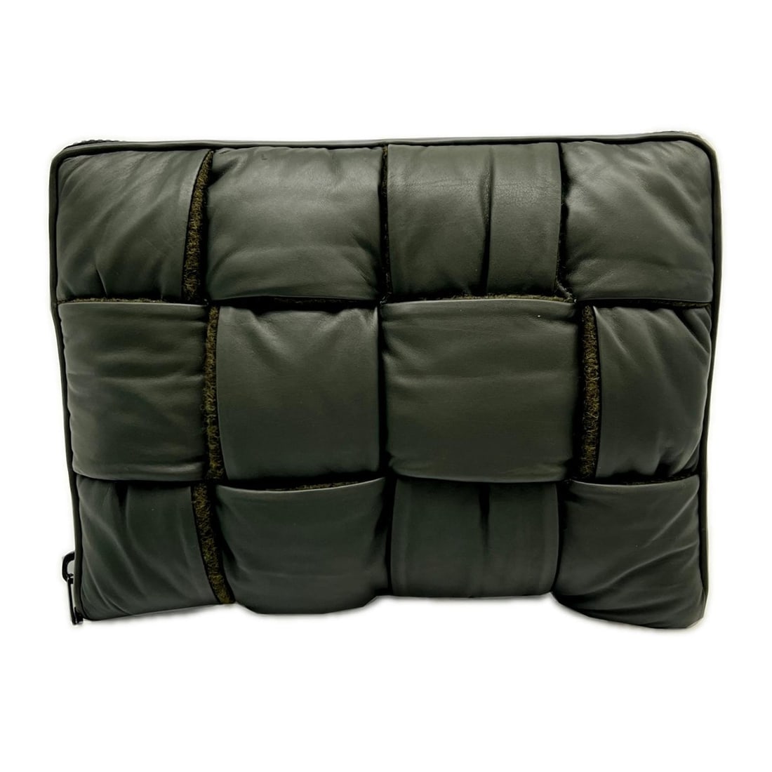 BOTTEGA VENETA Maxi Intrecciato Document Case 641039 Clutch Bag Khaki Lambskin Men's: --- Catalog ---Category: SizeSize (HxWxD): 25cm x 34cm x 3cm / 9.84'' x 13.38'' x 1.18''Category: DesignType: Clutch bag, Document caseColor: KhakiGender: MenClosure: ZipperMaterial: Leather Leather/F