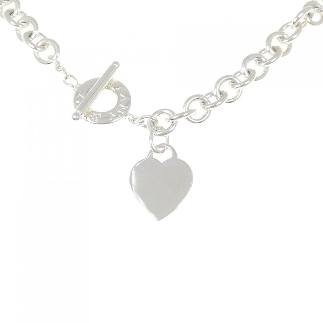 Tiffany Heart Tag Charm Toggle Necklace: --- Catalog ---Category: SizePendant Size: 32mm x 20.5mm / 1.25'' x 0.8''Neck Circumference: 41 cm / 16.14''Category: DesignColor: SilverGender: WomenMaterial: Silver 925Pendant Type: PendantNecklace